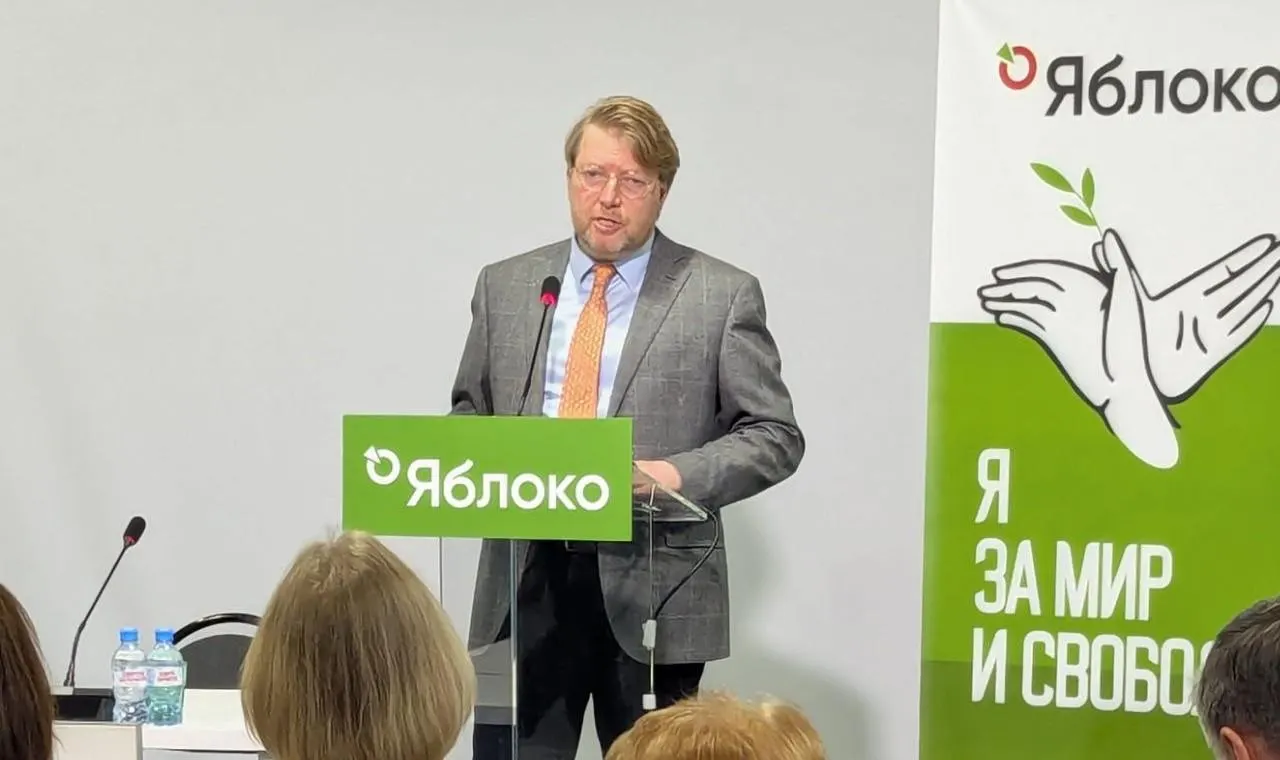 Верховный суд оставил в силе решение Выборгского районного суда Петербурга о штрафе за пост с фотографией Алексея Навального; партия планирует обжаловать решение в Конституционном суде.