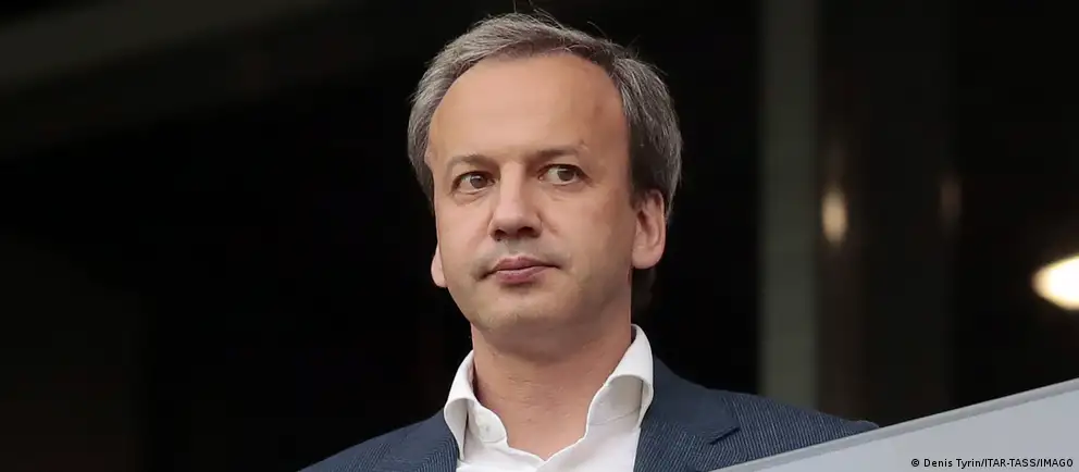 Аркадий Дворкович заявил, что будет оспаривать в суде своё включение в 21-й пакет санкций ЕС и до решения суда сложил полномочия президента Международной шахматной федерации. Исполняющим обязанности станет вице‑президент ФИДЕ Вишванатан Ананд. Пакет затронул десятки физических и юридических лиц; их активы в ЕС будут заморожены, а въезд в Союз — запрещён.
