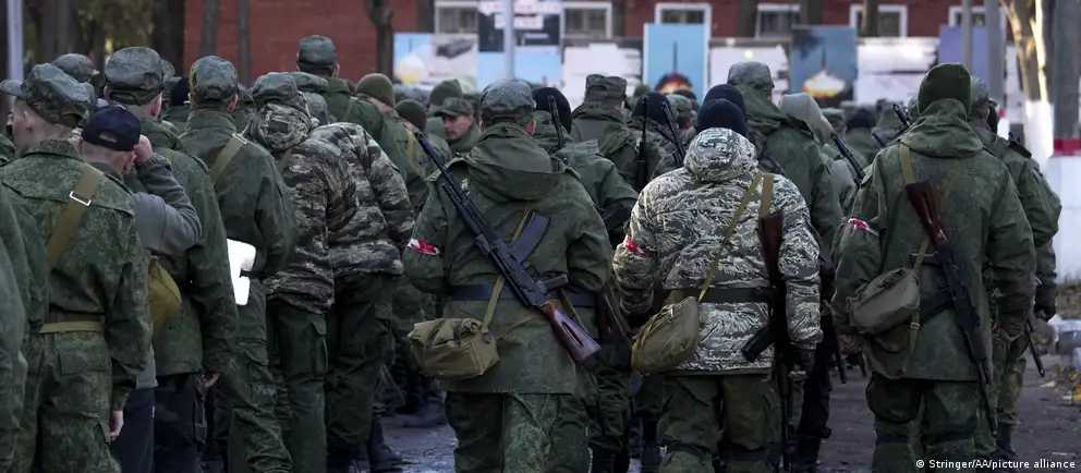Российские власти отрицают планы на новый призыв, тогда как зарубежные и независимые источники предупреждают о подготовительных обсуждениях из‑за проблем с набором контрактников. Разбираемся, какие есть признаки риска и что об этом говорят официальные лица и эксперты.