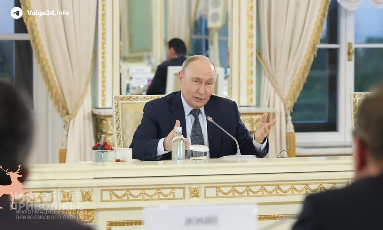 Президент заявил, что проблемы на внутреннем топливном рынке создаются извне и являются временными; ВВП России за пять месяцев вырос на 0,2%, в мае — на 0,3%.