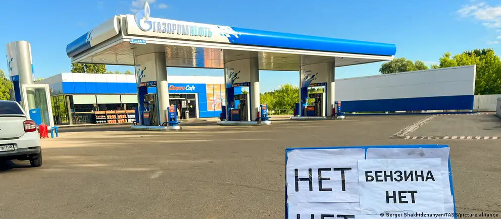Росстат фиксирует сокращение индекса производства нефтепродуктов на 21,8% в годовом выражении. Рост цен на бензин и дизель замедлился, а в ряде регионов сохраняются ограничения и дефицит топлива после повреждений НПЗ.