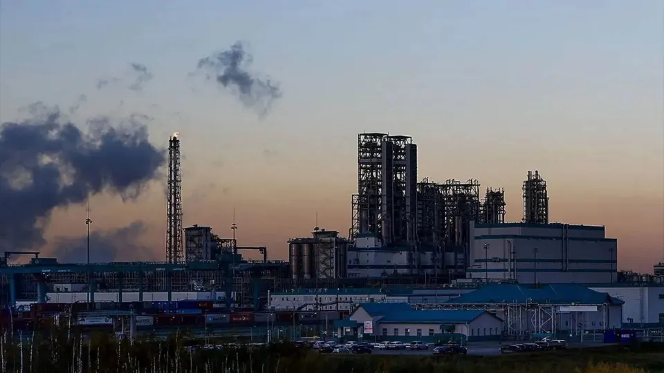 После атаки БПЛА с 25 июля Тюменский нефтеперерабатывающий завод приостановил переработку нефти и выпуск нефтепродуктов; пожар повредил установки для производства дизтоплива и бензина, срок ремонта пока неизвестен.