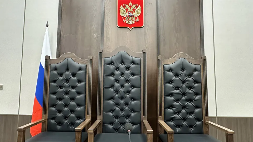 Правительственная комиссия одобрила инициативу Верховного суда о смягчении требований к образованию для ряда должностей в аппаратах судов. Автор проекта и чиновники говорят о сокращении дефицита кадров, эксперты — о рисках и необходимости улучшения условий труда.