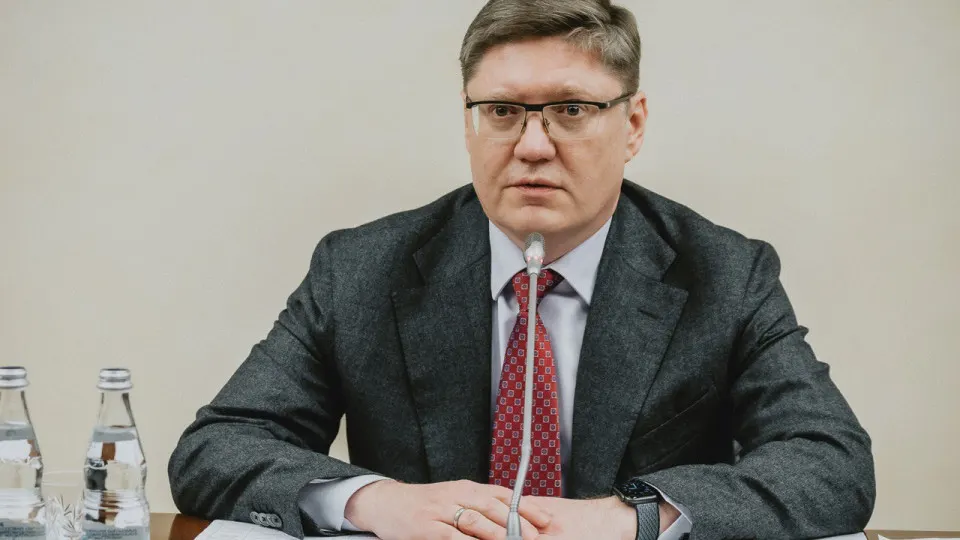 Заместитель руководителя фракции «Единая Россия» Андрей Исаев отреагировал на дефицит топлива, связав перебои с атаками по НПЗ и призвав не поддаваться панике; в стране фиксируют резкое сокращение переработки и вводят новые ограничения на продажу бензина.