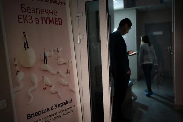 Депутаты приняли поправки к закону «О ветеранах»: вспомогательные репродуктивные технологии, включая ЭКО, станут бесплатными для указанных категорий при ряде условий; суррогатное материнство и отдельные этапы остаются платными.