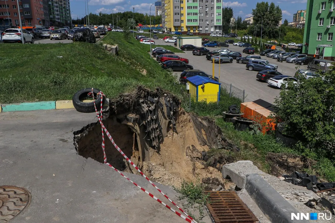 В мэрии Нижнего Новгорода заявили, что участок подпорной стены в собственности застройщика парковки; укрепление склона потребует инженерных работ и решения собственников.