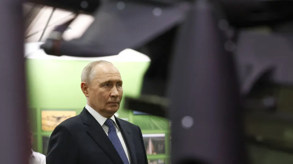 По словам президента, россияне направили около 70 млрд рублей на нужды СВО через Общероссийский народный фронт; при этом военные расходы страны продолжают расти и могут быть увеличены дальше.