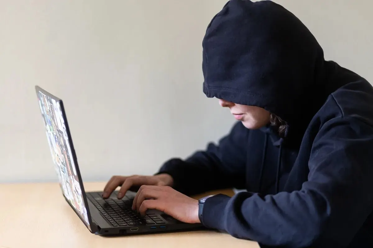 Инициатива предполагает запрет приближения и контактов со сталкером, включая онлайн‑связь. Проект направлен на оценку в правительство; при принятии закон может вступить в силу с 1 января 2027 года.