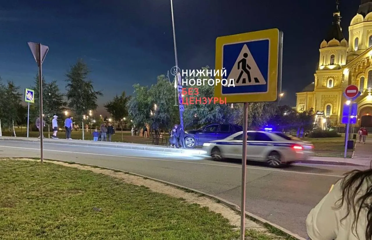 На Стрелке из‑за Суперкубка России проезд был ограничен. Водитель проигнорировал требование ДПС остановиться, чуть не сбил инспектора, врезался в фонарный столб и был задержан прохожими; ему выписали семь административных протоколов.
