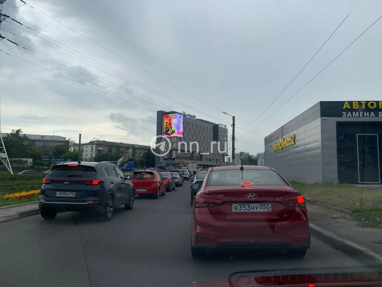 Утром на Комсомольской площади в Нижнем Новгороде образовалась пробка из‑за очереди на заправку и сужения проезда; водителям советуют объезжать район.