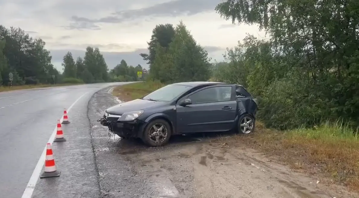 На мокрой дороге в регионе за день случились два ДТП: в одном случае велосипедист погиб, в другом — водитель получил травмы и госпитализирован.