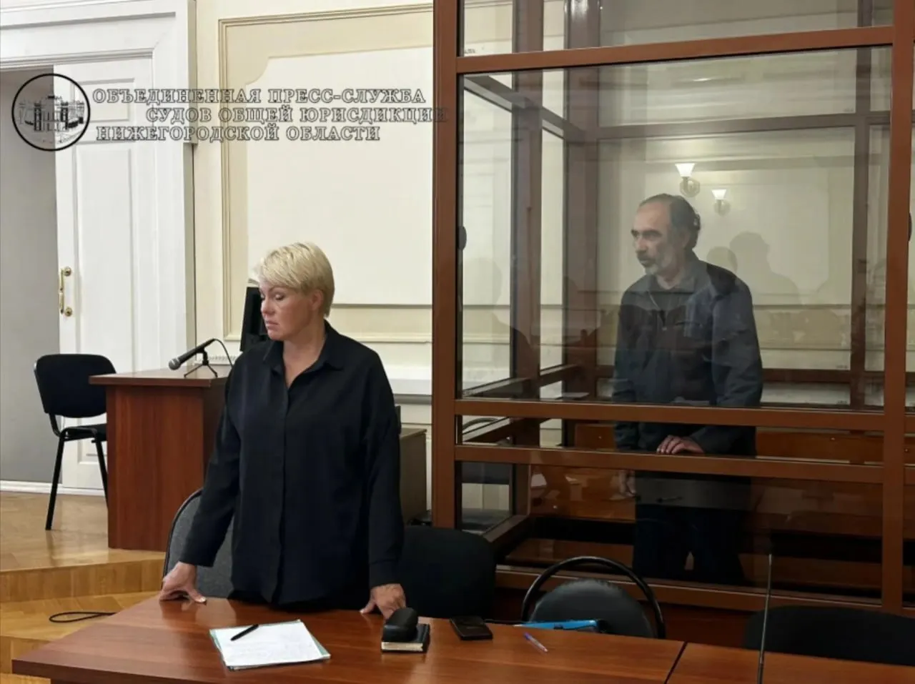 Мужчина, незаконно проживавший в России, похитил более 6 млн рублей у родственников и знакомых, обещая оформить документы и доставить автомобиль; обвинялся в нескольких эпизодах мошенничества, вину не признал.