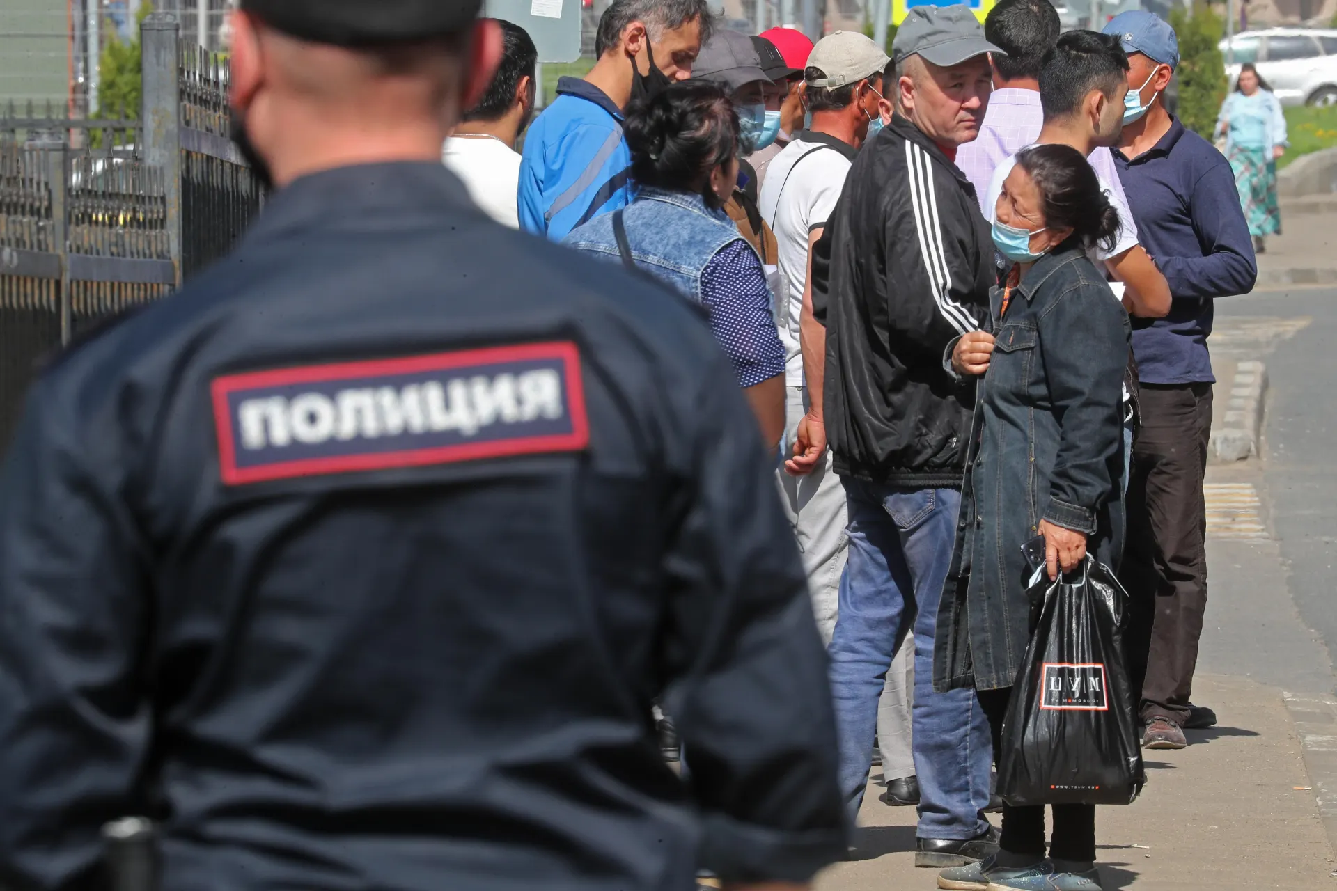 Ко второму чтению в Госдуме подготовлены поправки, которые расширяют перечень правонарушений, за которые иностранца будут выдворять без альтернативы. В документ хотят добавить дискриминацию и неповиновение законному требованию пограничника.