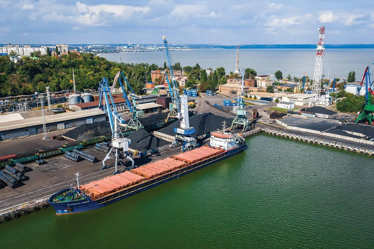 Минсельхоз предложил компенсировать до 90% расходов на перевозку зерна в альтернативные порты после остановки отгрузок из портов Азовского моря из‑за атак беспилотников.
