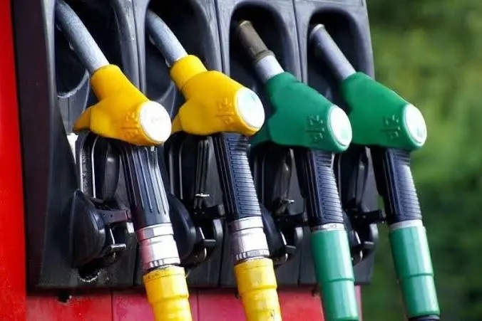 Из‑за ударов по нефтеперерабатывающим заводам Россия начала импортировать топливо: партия АИ‑92 из Танжера уже разгружается в Мурманске. Ранее Москва обращалась к Белоруссии, Казахстану и Индии за поставками.