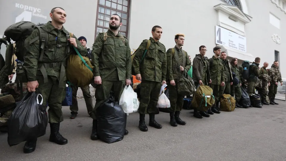 На сайтах вакансий зафиксировали свыше 2,5 тыс. объявлений по воинскому учёту и мобподготовке — резкий рост за последнюю неделю, особенно в Москве; зарплаты доходят до 150 тыс. рублей.