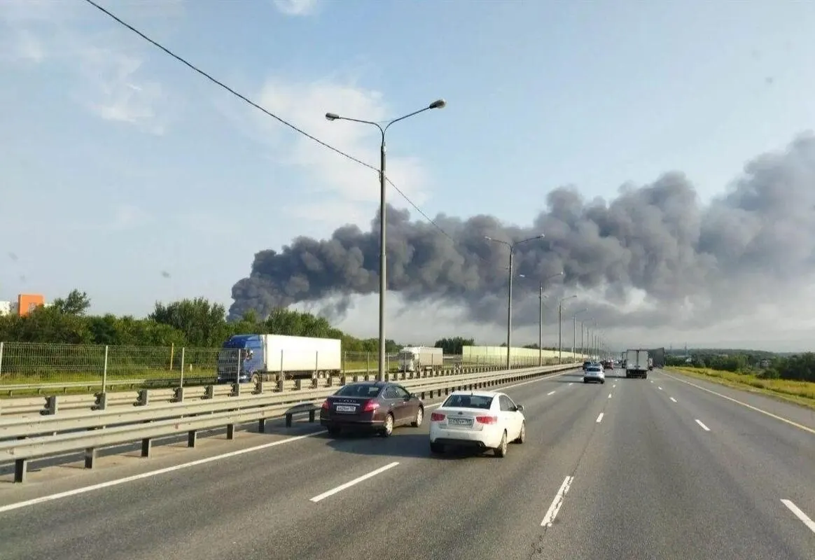 В&nbsp;Подмосковье после&nbsp;ночной атаки дронов загорелся склад 3PL&nbsp;— рядом крупный центр Wildberries, удары зафиксированы в&nbsp;разных регионах