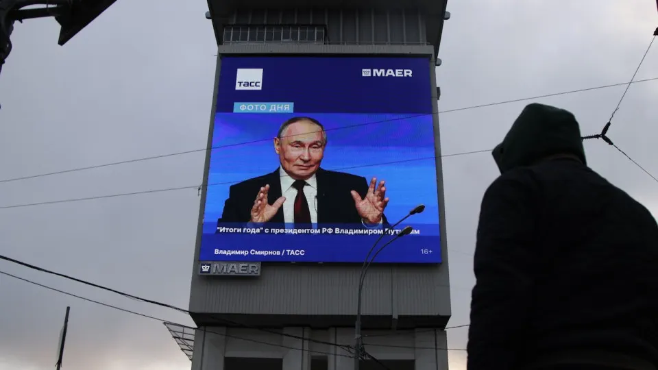 По данным Минэкономразвития, ВВП прибавил 0,3% за полугодие. Военный сектор всё ещё поддерживает общую статистику, тогда как производство в гражданских отраслях сокращается — от одежды до нефтепереработки.
