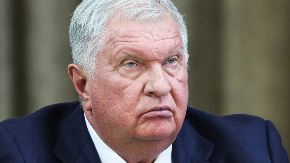 Рязанский нефтеперерабатывающий завод мощностью 17 млн т/год остановил переработку после атаки беспилотника 29 июля. В июле как минимум восемь российских НПЗ частично или полностью прекращали выпуск из‑за ударов дронов.