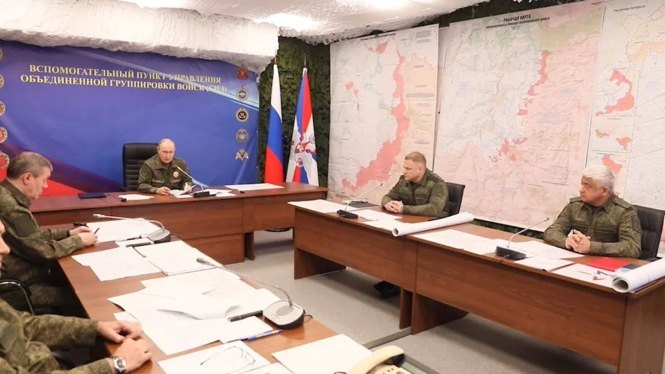 На совещании с военными президент потребовал проверки участия «подстрекателей» в реальных боевых действиях и распорядился о продолжении ударов по объектам, обеспечивающим функционирование военного потенциала Украины.