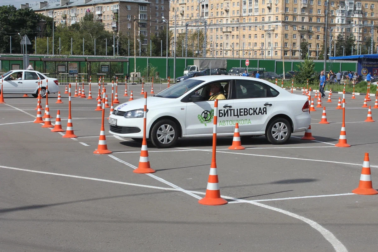 Из‑за роста цен на бензин и дизель многие автошколы уже анонсировали повышение тарифов, сокращение часов практики и даже возможные переносы занятий. В ряде школ удорожание достигает почти 20%.