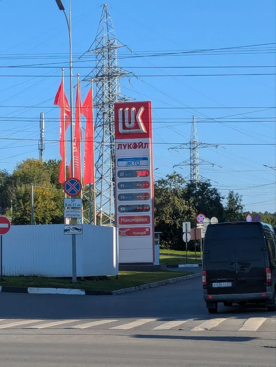Из-за тревог об угрозе беспилотников в разных регионах сокращается поставка топлива, возникают очереди на АЗС и ограничения продаж. Ситуация зафиксирована в нескольких регионах и продолжает развиваться.