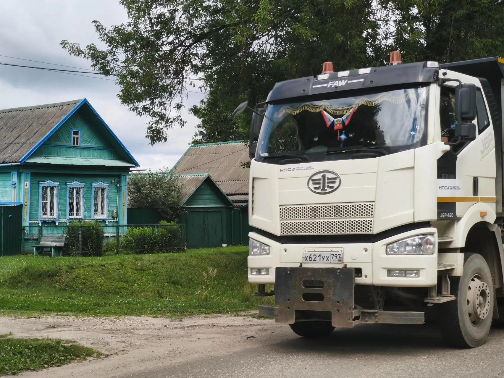 Деревни на пути скоростной магистрали сталкиваются с выкупом жилья и приближением поездов к их дворам. Репортаж о том, как местные выживают в условиях инфраструктурной перемены.