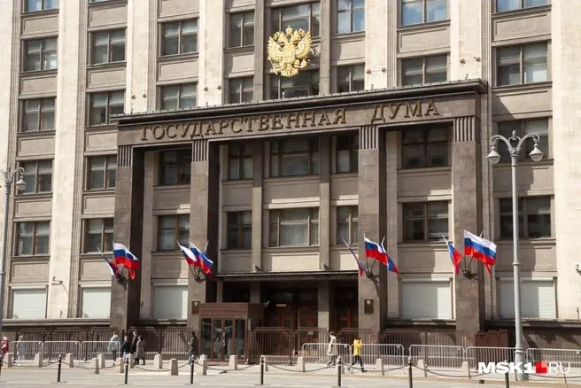 Губернатор региона задекларировал доход свыше 10 млн рублей за прошлый год и владение двумя квартирами в Калининградской области; материал сравнивает декларации кузбасских кандидатов.