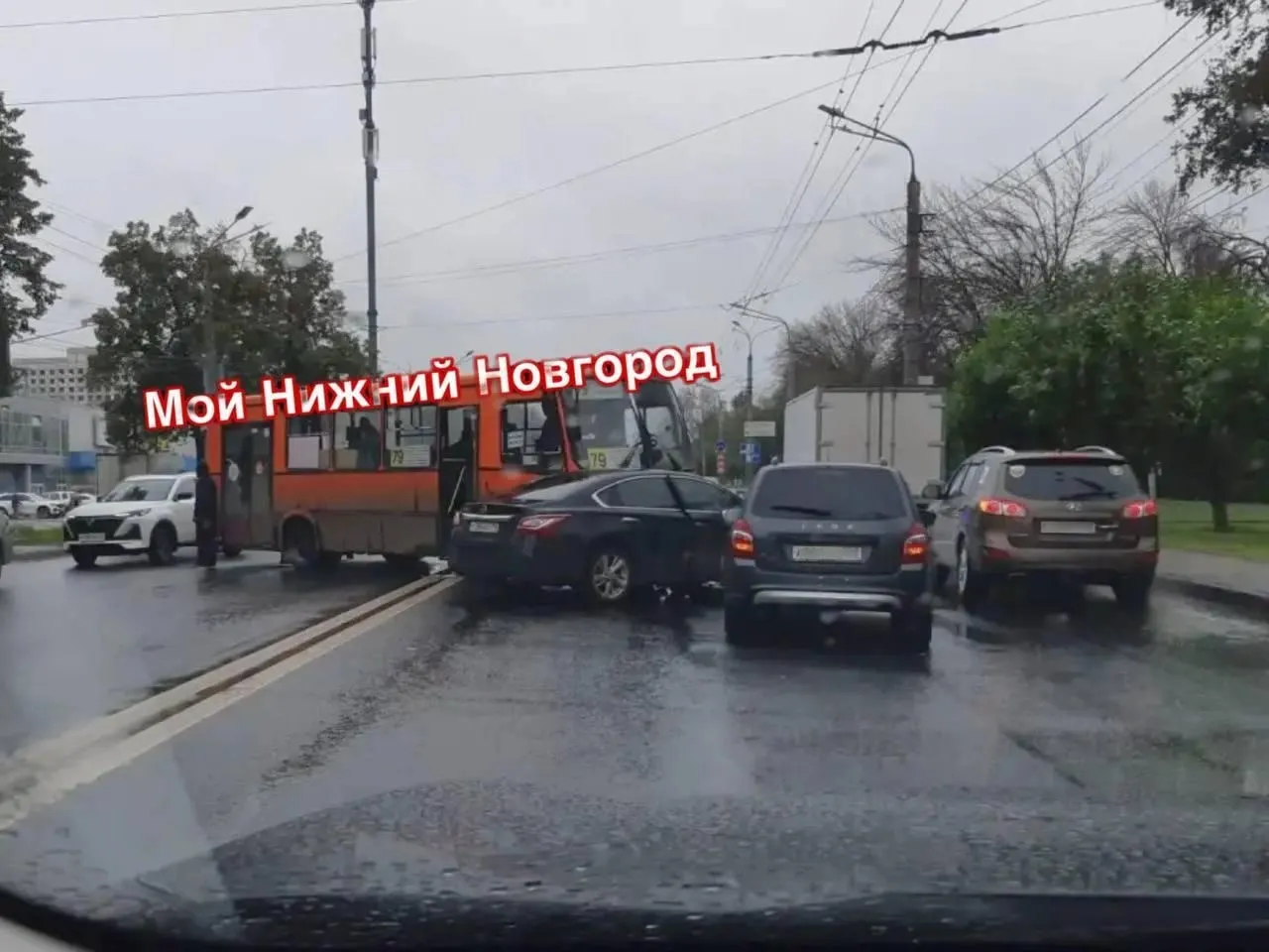 ДТП у кольца возле бывшего кинотеатра «Москва» затронуло пассажирские и легковые автомобили; движение на участке ограничено.