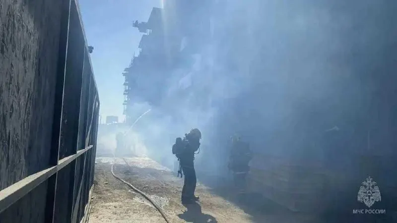 После пожара на строительной площадке число погибших достигло трёх. Ещё один пострадавший скончался в реанимации; раненые переведены в ожоговые центры Нижнего Новгорода и Омска.