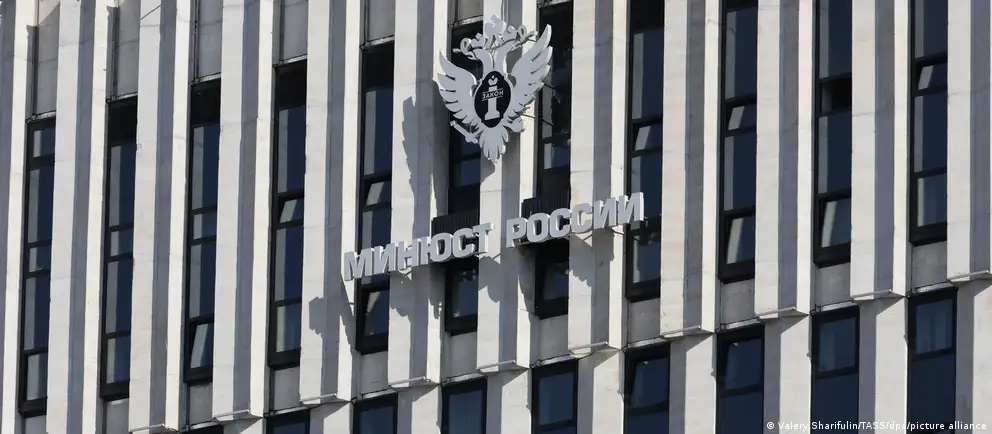Минюст расширил перечень нежелательных организаций на шесть позиций, включив иностранные фонды и антивоенные/исследовательские структуры.