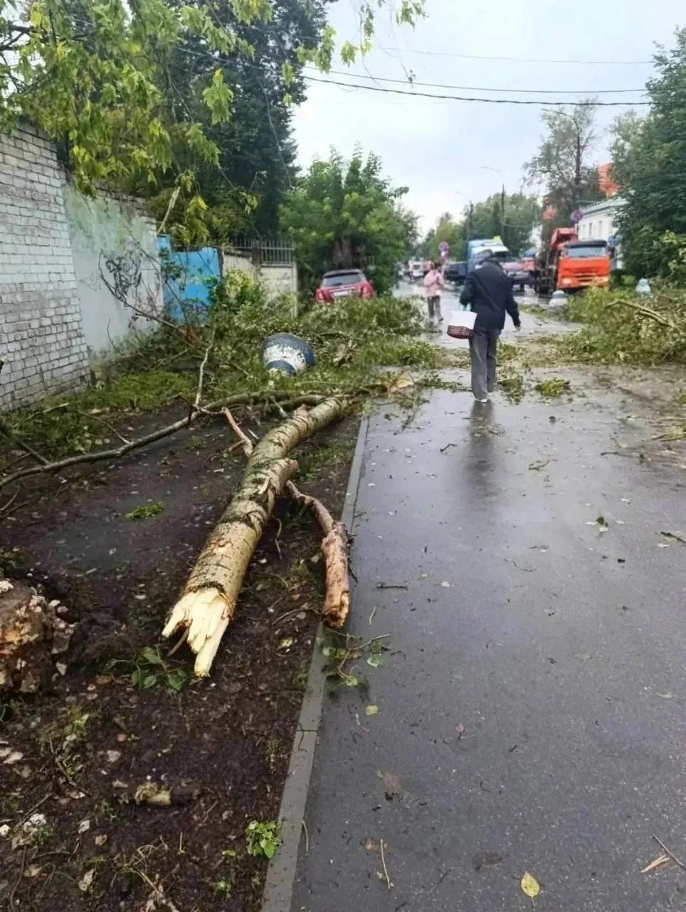 Из-за непогоды по городу работают водооткачивающие машины; на отдельных участках улицы Богдановича и Генерала Ивлиева оказались под водой.