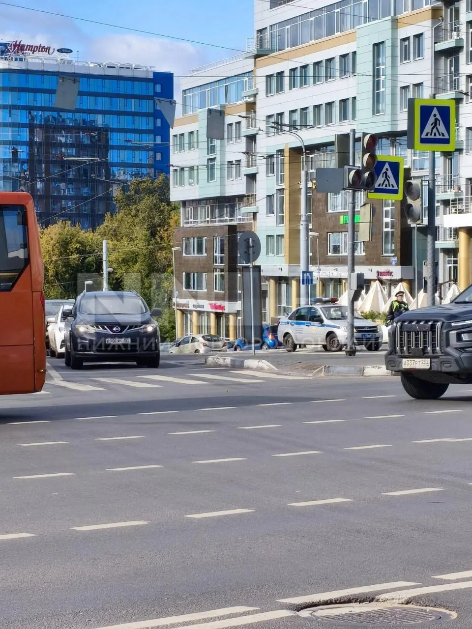 Полиция и инспекторы ДПС усиливают присутствие на оживленных участках города, уделяя внимание зоне Стрелки и близлежащим проездам.