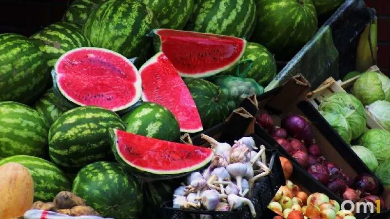 Разрезанные арбузы и дыни могут быстро портиться и становиться источником бактерий. Покупайте бахчевые только в официальных торговых местах и соблюдайте санитарные нормы.