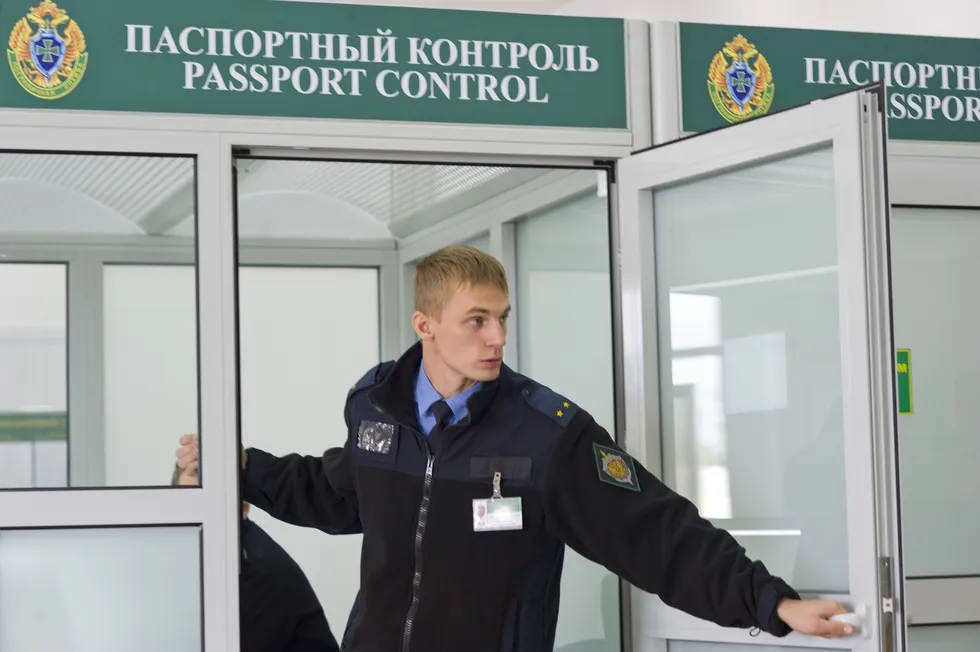 Рассказы путешественников и мигрантов о прохождении пограничных процедур: очереди, допросы, проверка телефонов и редкие случаи спокойного пропуска.
