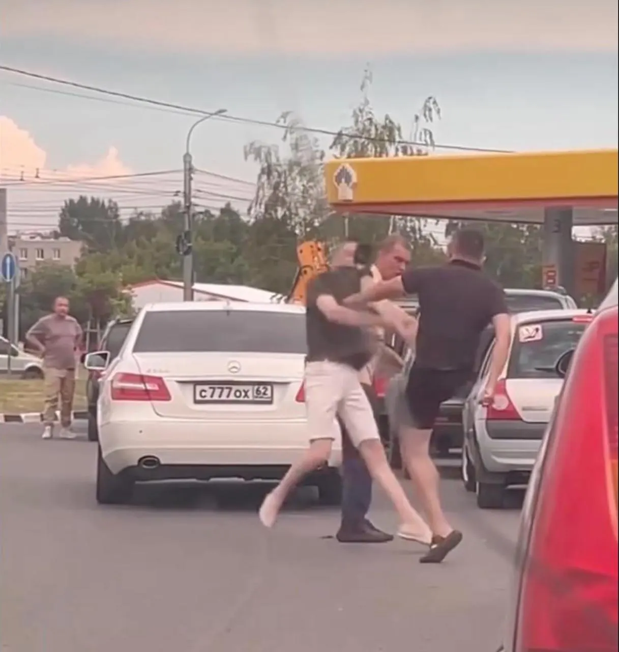 Россияне жалуются на рост цен и длинные очереди на заправках в Москве, Нижнем Новгороде, Ижевске и других городах, где топливо исчезает и настроение становится нервозным.