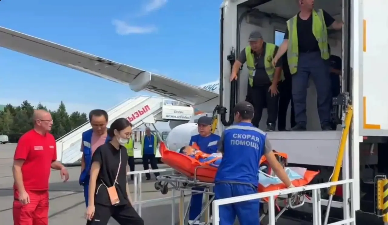 Пожар на балконе жилого дома в Кызыле привёл к госпитализации четырёх детей и подростка; спасатели вывели людей на улицу, предварительная причина — детская шалость с огнём; дети доставлены в Нижний Новгород.