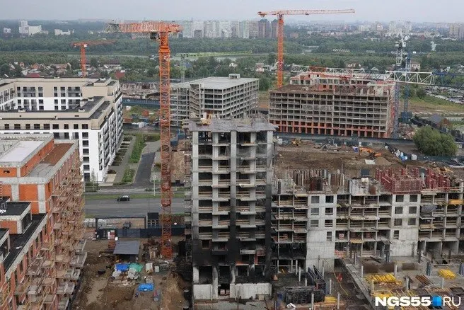 Рабочий, получивший ожоги при пожаре на строящемся объекте в Нижнем Новгороде, перенёс операцию по кожной пластике; состояние стабильно.