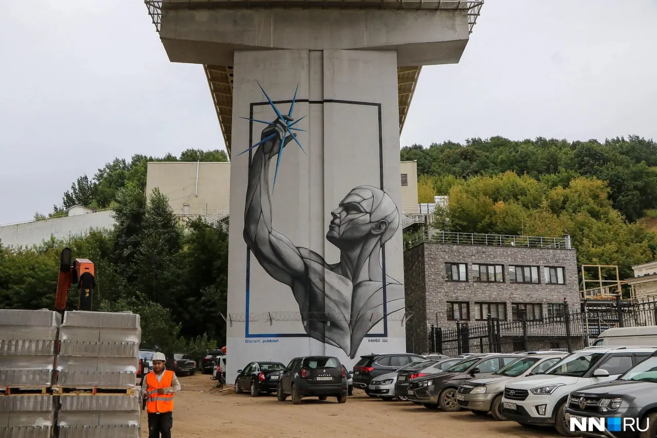 Уличный художник Никита Номерз создал крупную работу на опоре метромоста, символизирующую мечты и цели; автор отметил 36-летие.