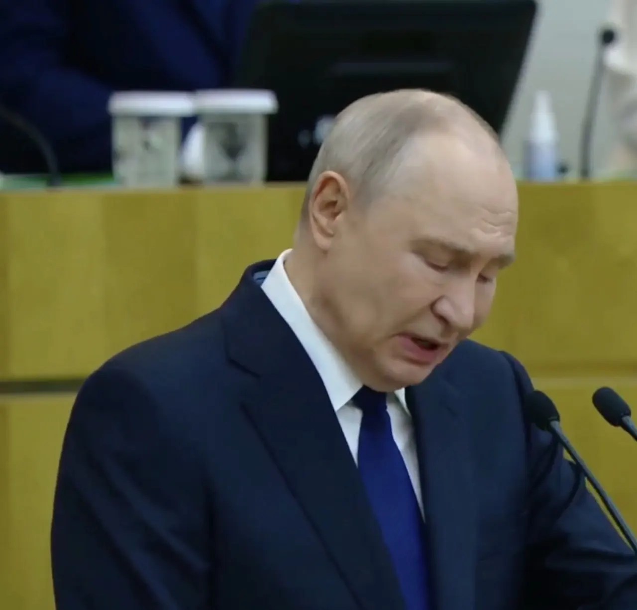 Президент заявил об устойчивости экономики и финансовой системе, подчеркнул суверенитет страны и призвал депутатов поддержать военнослужащих и их семьи.