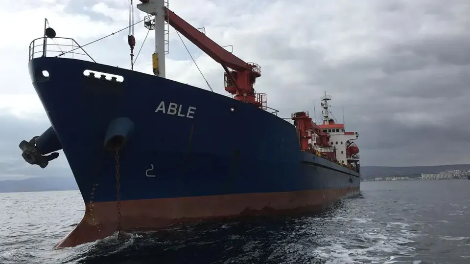 Две коммерческие судна подверглись атаке беспилотниками в болгарских водах Черного моря; по предварительным данным, атака могла быть российской; одно судно затонуло, второе загорелось, экипаж эвакуирован.