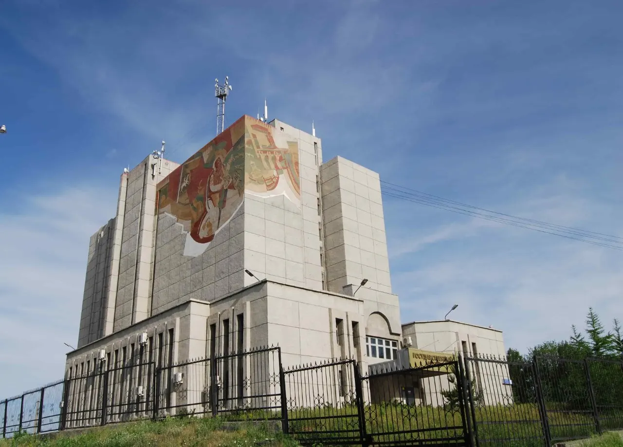 Новые правила позволяют скрывать несекретные архивы, что затрудняет исследование истории советских репрессий. Разбираемся, какие шаги предпринимают власти и как это влияет на память о прошлом.