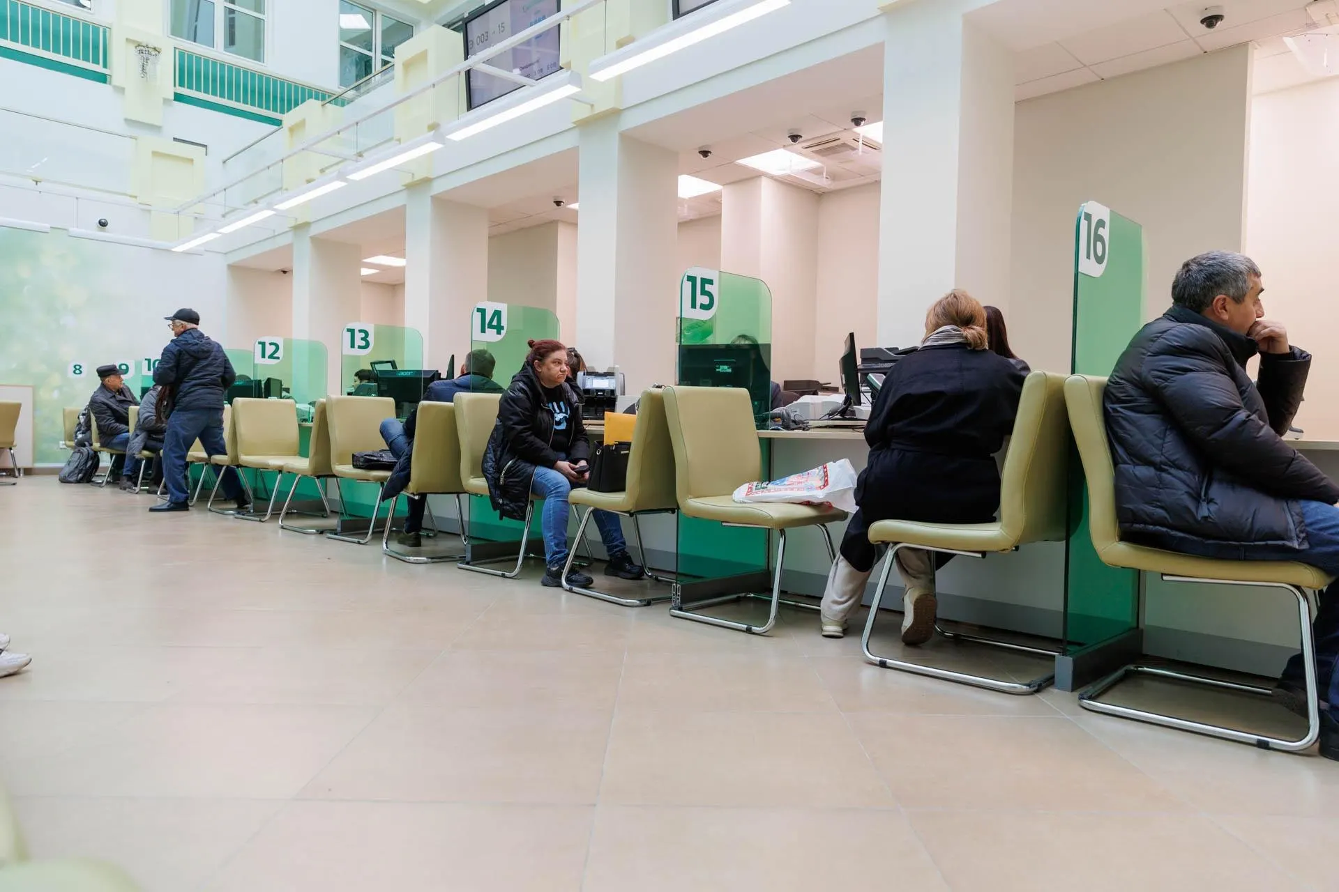 Эксперты оценивают риск дефолта и сравнивают ситуацию с кризисом 1998 года, рассматривая последствия для населения и возможные меры.