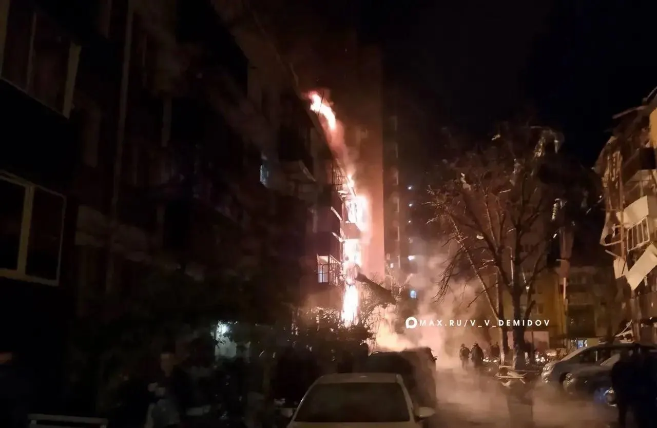 Ночью по России прошли атаки беспилотников: пострадали мирные жители, есть погибший, указаны последствия на парковке под Воронежем.