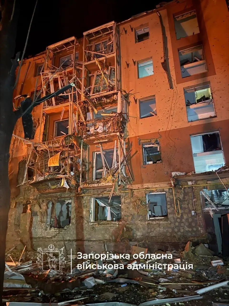 За ночь беспилотники затронули регионы страны; пострадали гражданские, в Брянске упал дрон на крышу дома; Рязанский НПЗ частично остановил одну установку; осуждён бывший продюсер за призывы к терроризму; обсуждаются новые санкции США.