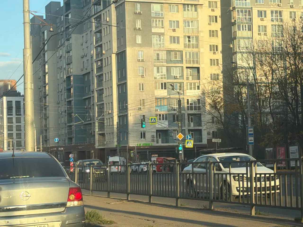 Автомобиль наехал на пешехода и повредил ларек с кофе у парка Пушкина. По данным очевидцев, водитель перепутал педали и резко сдал назад.