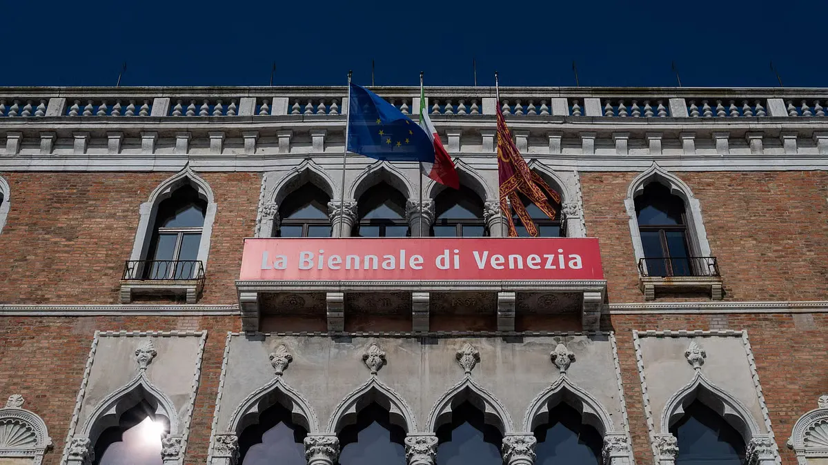 Еврокомиссия прекратила финансирование Венецианской биеннале современного искусства на €2 млн в связи с допуском официального российского павильона. Решение сопровождается политическим осуждением участия России и вызывает протестные акции и инициативы вокруг биеннале.