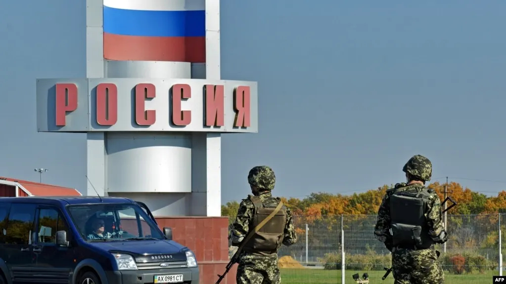 Министерство внутренних дел подготовило поправки, которые позволят не выдавать иностранным государствам людей, уже получивших в России любой вид убежища, включая политическое. Под действие инициативы могут попасть иностранные хакеры, обвиняемые у себя на родине, а также украинские и европейские граждане, переехавшие в Россию из политических или идеологических соображений.