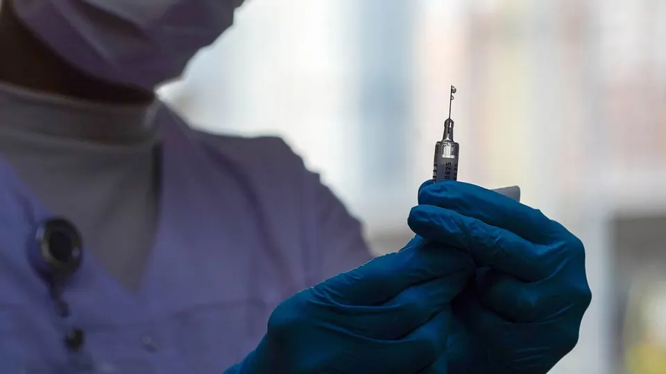 Российские ученые создают генотерапевтический препарат, который должен блокировать ген, связанный с биологическим старением клеток. Проект реализуется в рамках национальной программы по новым медицинским технологиям.