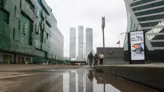 Большинство российских работодателей «заморозили» расширение штата до конца года из‑за снижения спроса на продукцию и услуги. Дефицит кадров уменьшается, а бизнес переходит к частичной занятости и точечным решениям вместо массового найма и увольнений.